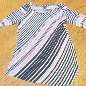 New Directions Sz L v cut front hemline top.